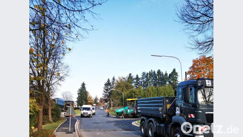 Am Freitag rollte ein Hochdruckreiniger, die Asphaltiermaschine, mehrere Walzen und Lastwägen an die Waidhauser Straße. Bild: gz
