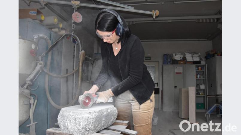 Keine Berührungsängste mit körperlicher Arbeit: Die 28-Jährige kann auch zupacken wie hier beim Zuschneiden einer Vogeltränke mit der Akkuflex. Bild: Tobias Gräf