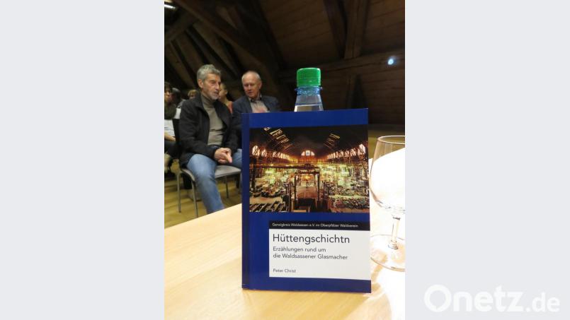 Das Buch &quot;Hüttengschichtn&quot;, aus dem Wenzel Riederer vorlas, hat Peter Christ geschrieben. Hier wird unter anderem auch verdeutlicht, warum die &quot;Hitterer&quot; einen eigenen Dialekt entwickelt haben. Herausgegeben wurde die Lektüre vom Gerwigkreis Waldsassen. Laut Aussage von Manfred Brunner gibt es noch einige Exemplare. Bild: ubb