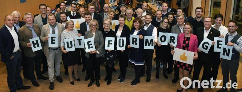 Mit diesem Team geht die Amberger CSU ins Rennen um die Mehrheit im Stadtrat. Für OB Michael Cerny ist das Ziel ein Ergebnis mindestens wie 2014, als die CSU 19 der insgesamt 40 Stadtratsmandate errang. „#heutefürmorgen“ war das Motto der für die Verabschiedung der Stadtratsliste zuständigen Kreisvertreterversammlung am Donnerstag im Pfarrsaal von St. Konrad. Bild: Petra Hartl