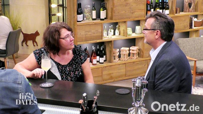 Erstes Kennenlernen an der Bar. Bild: TVNOW