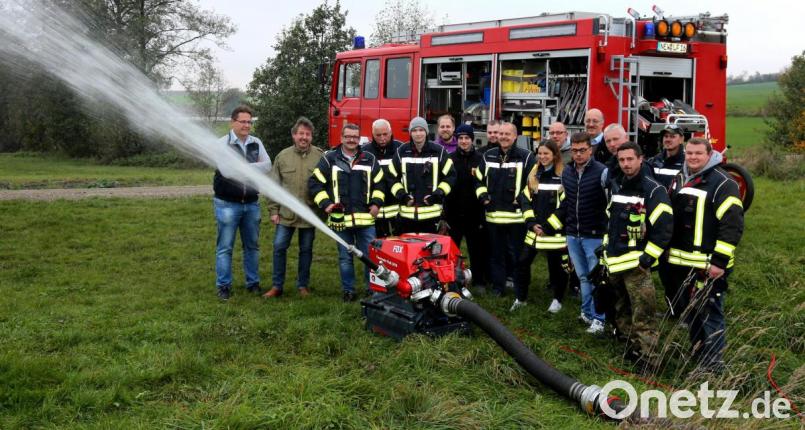 Die Maschinisten der Feuerwehr Floß um Kommandant Felix Müller (rechts) lassen sich die Funktion der neuen Tragkraftpumpe von Stefan Ludwig (Sechster von rechts) erklären. Bild: mef