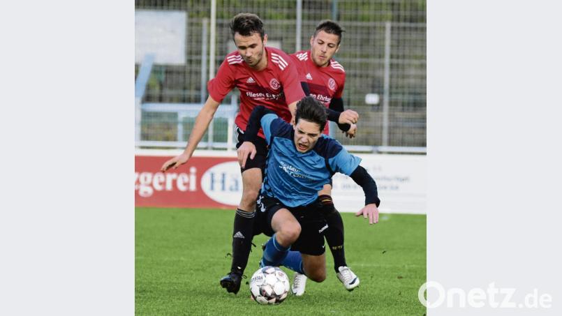 Am vergangenen Sonntag erkämpfte sich der FC Tirschenreuth (Tobias Sammüller, blaues Trikot) gegen den TSV Kirchenlaibach (links Luca Meyer, rechts David Pätzold) in der Nachspielzeit noch einen Punkt. Zum Rückrundenstart empfangen die Kreisstädter am Sonntag des SSV Kasendorf. Bild: Schrems