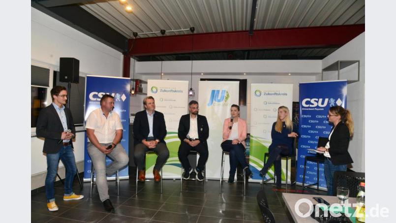 JU-Kreisvorsitzender Benedikt Grimm (links) und die Oberpfalz JU-Bezirksvorsitzende Stefanie Dippl (rechts) führen die Talkrunde mit Gastgeber Stefan Voit, Anton Braun, Bizteam, Alexander Herzner, Lehrbeauftragter OTH Weiden, Digitalministerin Judith Gerlach und Julia Rank, Richard Tank GmbH &amp; Co. KG) zum Thema &quot;Digitalisierung - Chancen für den ländlichen Raum. Bild: bey