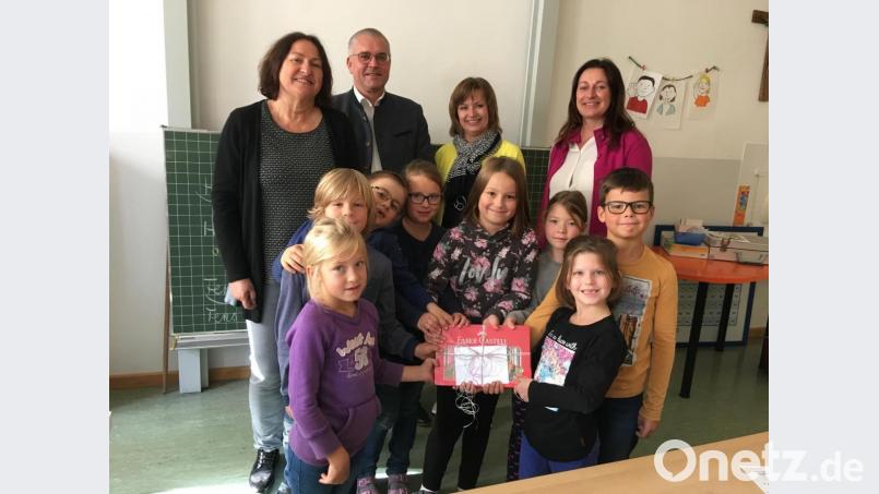 Die lesebegeisterten Schüler sicherten ihrer Klasse den Eis-Gutschein. Mit im Bild Bürgermeister Richard Tischler, Lisa Eger (Stadtbücherei), Klassenleiterin Edith Pfeiffer und Rektorin Silke Schmid. Bild: exb