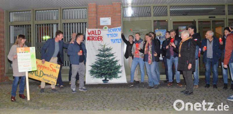 In einer Symboldemo machen Teilnehmer vor dem neuen Rathaus auf die Waldvernichtung durch das beabsichtigte Gewerbegebiet Weiden West IV aufmerksam. Bild: fz