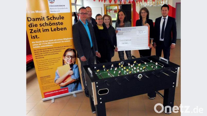 Fördervereinsvorsitzender Ronny Kühnl (links) bedankt sich für die Spenden. Michael Hösl (rechts) von der Volksbank-Raiffeisenbank ist bei der Übergabe des Schecks mit dabei, genauso wie Schuldirektorin Tanja Willax-Nickl (Dritte von rechts). Bild: R. Kreuzer