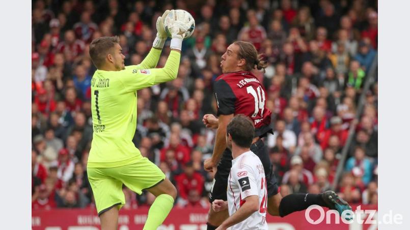 Jahn-Keeper Alexander Meyer (links) wurde in der Schlussphase der Partie in Nürnberg zum Derbyhelden. Erst holte er einen Eckball raus, danach bereitete er den späten Ausgleich vor. Bild: Daniel Karmann/dpa