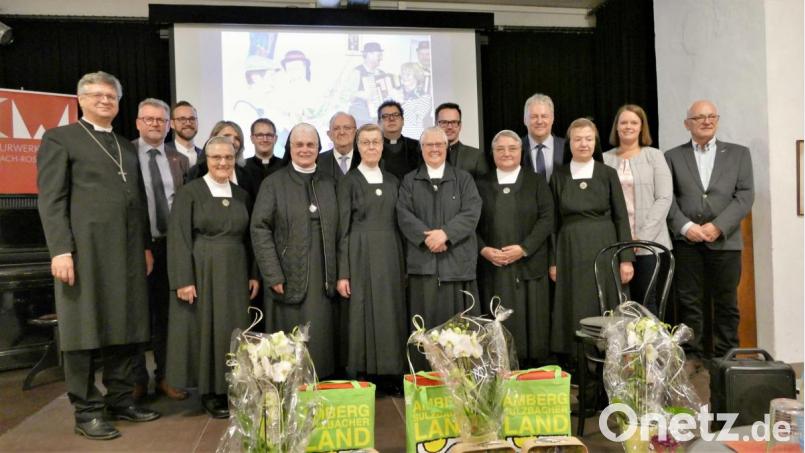 Schwester Cortona, Schwester Silana und Schwester Elsbeth (Zweite, Dritte und Vierte von links) und viele Ehrengäste bei der Verabschiedung. Bild: wbe