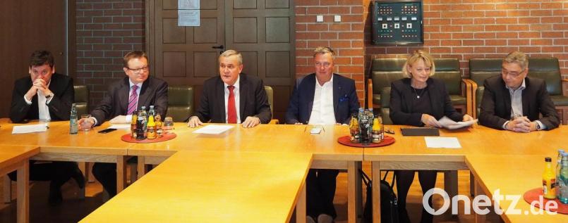 Sie informieren die Öffentlichkeit über den Aufbau der Denkwelt Oberpfalz in Halmesricht (von links)
Baudezernent Oliver Seidel, Luce-Vorstandsvorsitzender Erich Bauer, Oberbürgermeister Kurt Seggewiß, Luce-Stiftungsratsvorsitzender
Christian Engel, OTH-Präsidentin Andrea Klug und Stadtbau-Geschäftsführer Günther Kamm. Bild: Bühner