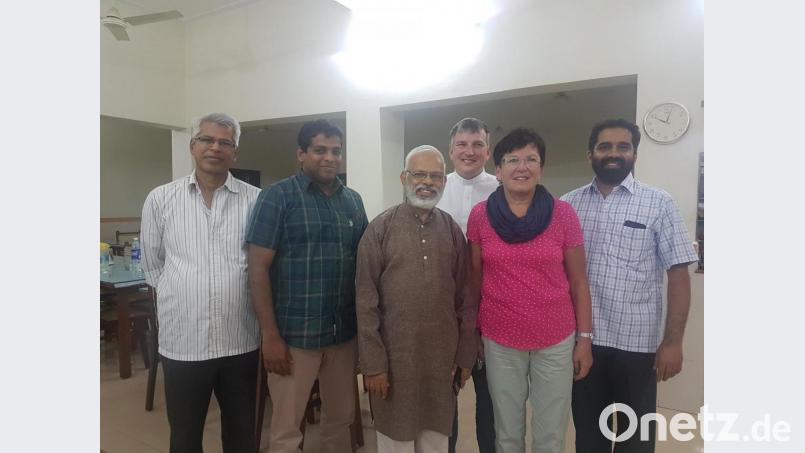 Über das Wiedersehen mit dem ehemaligen Pfreimder Pfarrer Pater Michael (Dritter von links) freuten sich der Teublitzer Pfarrer Michael Hirmer (Dritter von rechts), Pfarrvikar Pater John Mathew (Zweiter von links) und Brigitte Hirmer (Zweiter von rechts). Bild: hir