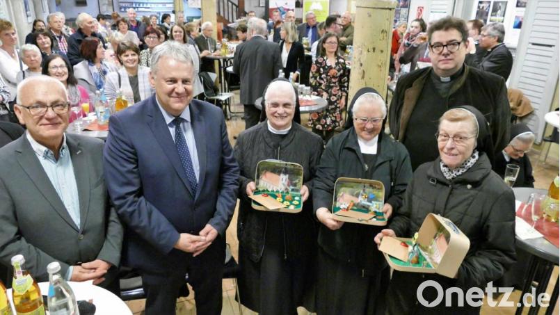 Drei kleine Koffer symbolisierten das Geschenk der Pfarrgemeinde: eine Reise im nächsten Jahr zum Annabergfest nach Sulzbach-Rosenberg Bild: wbe