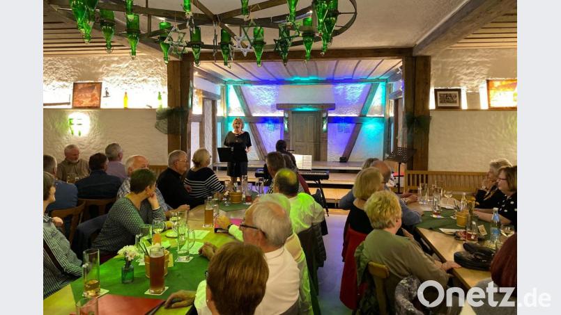 In den Pausen sang Monika Burkhard mit ihrer starken Stimme amüsante Lieder vor. Bild: nza