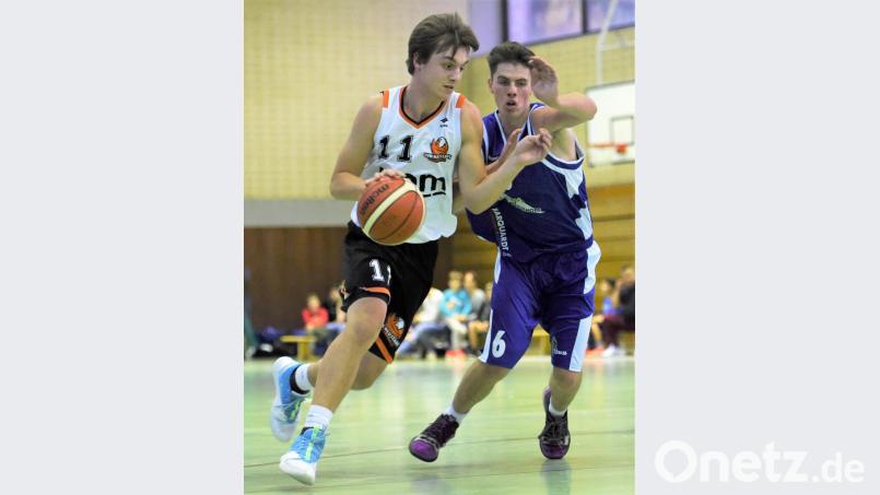 Jung-Aufbauspieler Yannik Stein (am Ball) zeigt beim Heimsieg der Neustädter Basketballer gegen Gotha erneute eine ansprechende Leistung. Bild: A. Schwarzmeier
