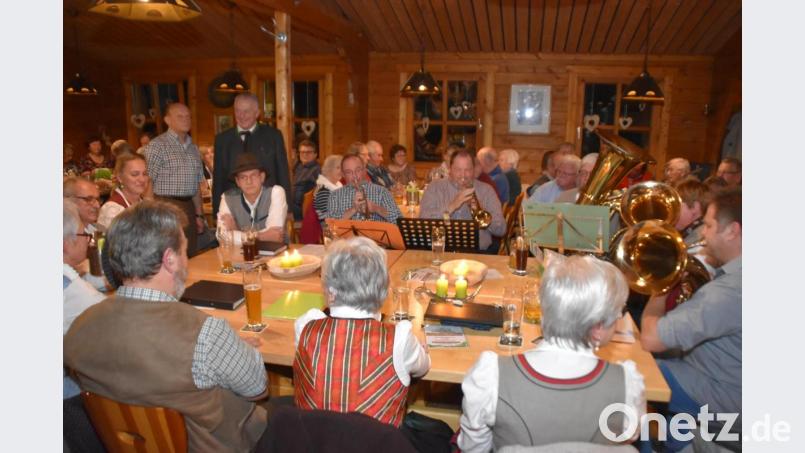 Georg Hüttner und Alois Lukas freuen sich über das &quot;volle Haus&quot;. Das Bläserquintett St. Elisabeth eröffnet den Musikantenstammtisch mit der &quot;&quot;Himmelfahrts-Polka&quot;. Bild: hcz