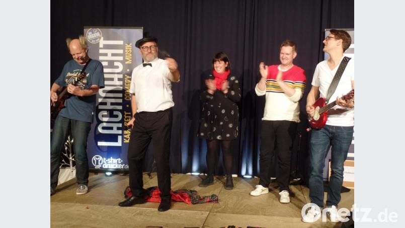 Für Begeisterung sorgte das Künstlerensemble mit Moderator Atze Bauer, Wortakrobat Dr. Oliver Tissot, Sketch-Duo „Steckerlfisch &amp; Schlagsahne“ alias Angelika Aschbacher und Christian Haller sowie Bewie Bauer (von links) bei der ersten Kemnather Lachnacht im Foyer der Mehrzweckhalle. Bild: br