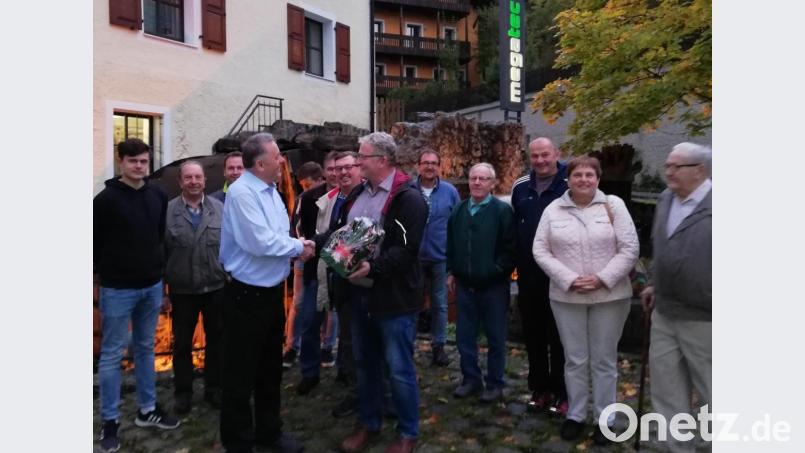 Besucher mit CSU-Vorsitzendem Peter Mauritz (Achter von links), der sich mit einem Bier-Tragerl bei Gerhard Pirner (Vierter von links) bedankt. Bild: CSU Edelsfeld