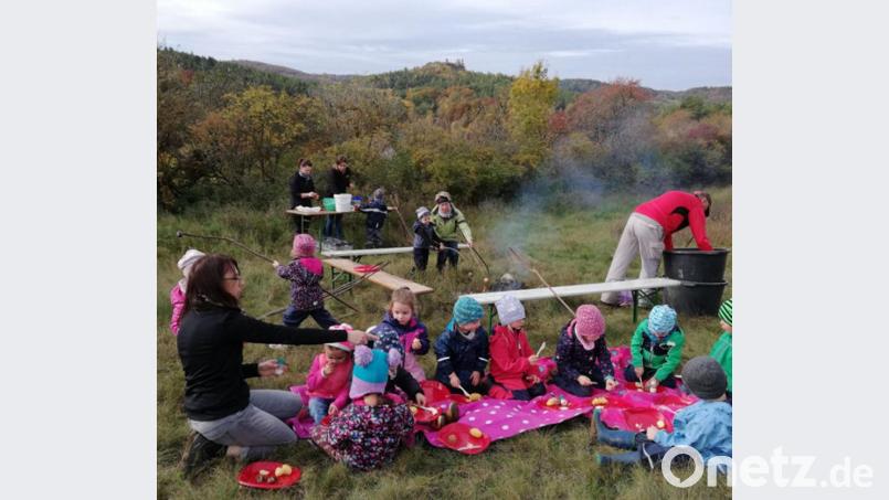 Die Ernte ist eingebracht: Am Kartoffelfeuer machen die Kinder Brotzeit mit Steckerlwürstl vom Obst- und Gartenbauverein. Bild: bö