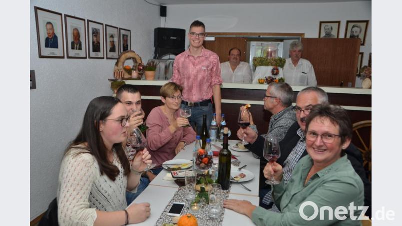 Im Feuerwehrhaus ging es beim Weinfest zur "Kalten Kirwa" wieder hoch her. Bild: dob