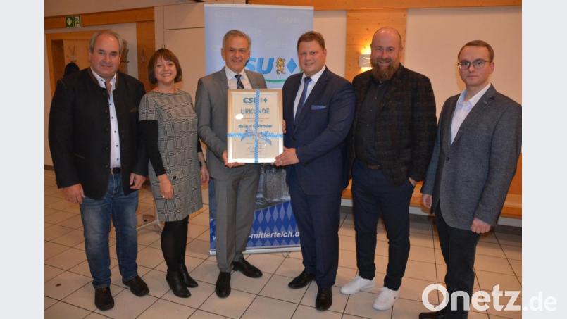 Große Ehre für Roland Grillmeier: Er freute sich sichtlich über die Ernennung zum Ehrenvorsitzenden. Im Bild (von links) Fraktionsvorsitzender Josef Schwägerl, stellvertretende Ortsvorsitzende Christine Ernstberger, Roland Grillmeier, CSU-Ortsvorsitzender Stefan Grillmeier sowie die stellvertretenden CSU-Ortsvorsitzenden Holger Paschedag und Fabian Weinberger. Bild: jr