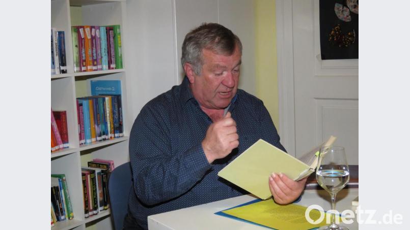 Werner Robl verstand es brillant, eine Lesung zu einer kleinen Theateraufführung werden zu lassen. Mit Otto Schemms Geschichten (&quot;Deas&quot;) unterhielt er das Publikum bestens. Bild: ubb