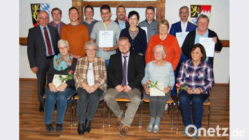 Im Rahmen eines Ehrenabends dankte der CSU-Ortsverband den langjährigen Mitgliedern für ihre Treue. Ortsvorsitzender und Bürgermeisterkandidat Dominik Baschnagel (vorne Mitte) überreichte Urkunden und Präsente. Bild: sm