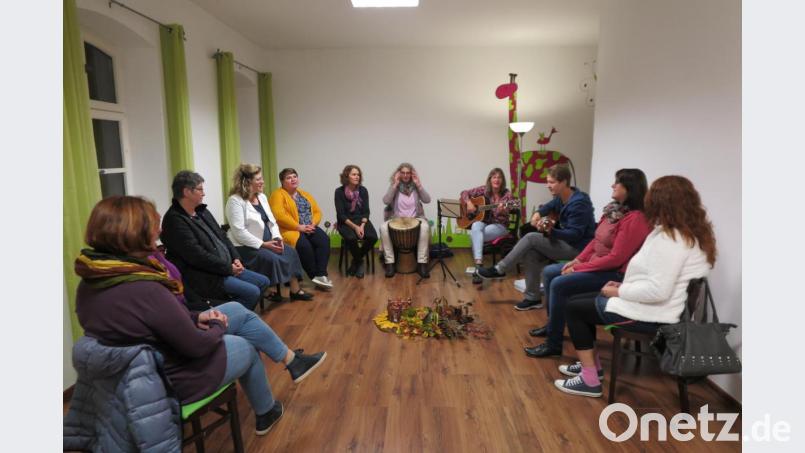 Beim Chantabend mit der Musik- und Bewegungspädagogin Andrea Kick (Vierte von rechts) konnten die Frauen spüren, wie gut das Singen für Körper, Geist und Seele ist. Bild: jzk