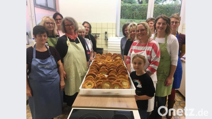 Die Teilnehmerinnen des &quot;Köichla&quot;-Backkurses in der Lehrküche der Grundschule Pechbrunn. Bild: Volkshochschule Tirschenreuth/exb