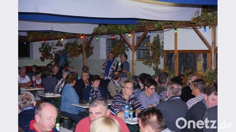 Vorstand Johann Schatz (Mitte) freute sich über viele Gäste beim Weinfest im Schiederstodl. Bild: nib