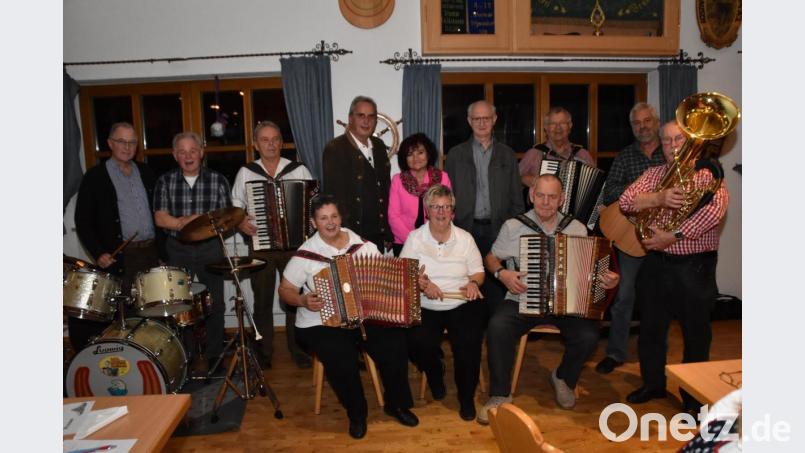 Die Musikanten bei der &quot;Kirwa- Gaudi&quot;, mit den Vorsitzenden Horst Fuchs und Anita Holub Franke (in der Mitte). Bild: hcz