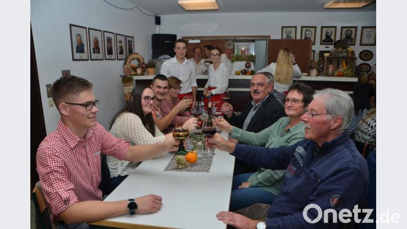 Stellvertretender Vorsitzender Jonas Dobmayer (links) stößt auf den Erfolg des Weinfests mit Küfermeister Heinz Pahle (rechts) an. Bild: dob