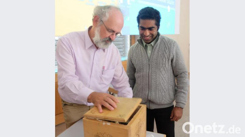 Ausbuttern des Seniorenkreises Stulln im Pfarrheim. Pfarrer Heinrich Rosner (links) betätigt das Rührwerk, assistiert von Pfarrvikar Joseph Kokkoth (rechts). Gespannt hebt der Geistliche den Deckel ab, um zu prüfen,ob die Butter bereits fertig ist. Bild: ohr