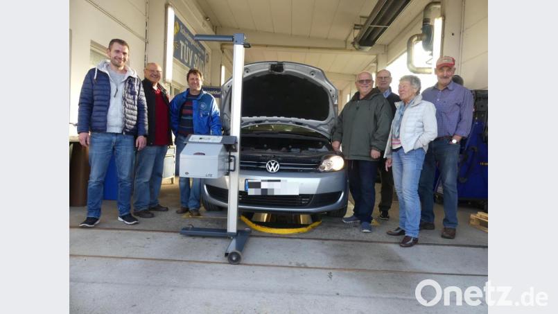 Das eingespielte Quintett der Gebietsverkehrswacht mit (von links) Andreas Bscherer, Franz Pecher, Ludwig Frankow, Hans Bscherer und Horst Rozinski übernehmen den Winter-Service an 35 Fahrzeugen. Bild: rn