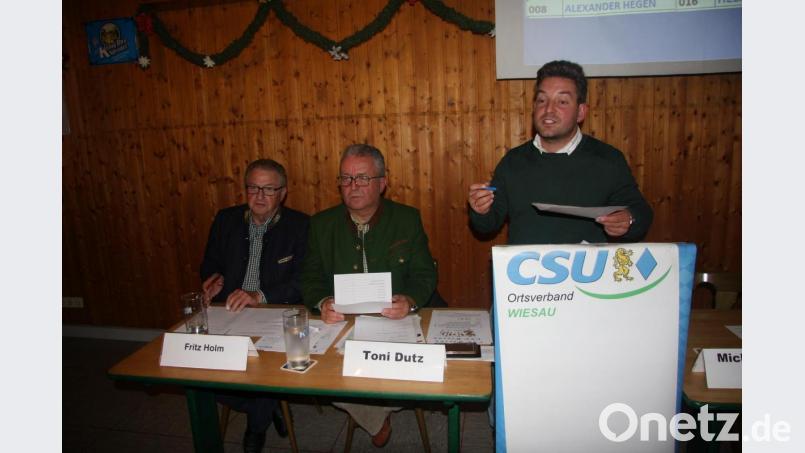 Den Abend leitete CSU-Ortsverbandsvorsitzender Michael Dutz (rechts). Am Tisch saßen zudem Zweiter Bürgermeister Fritz Holm und Erster Bürgermeister Toni Dutz (von links). Bild: wro