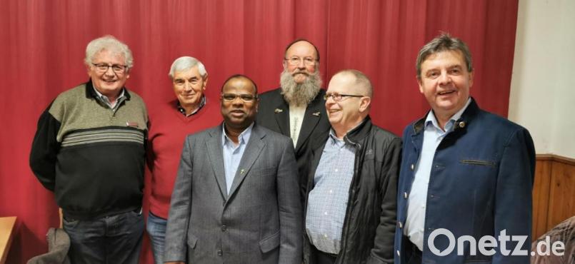 Hauptversammlung der Regensburger Diözesan-Fußwallfahrer mit Pilgerführer Bernhard Meiler (rechts), seinen treuen Helfern und dem Wutschdorfer Pfarrer Moses Gudapati (Dritter von links). Bild: gri
