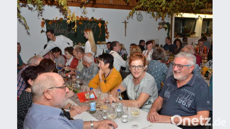 Eine Waldthurner Gruppe um Werner Wagner (rechts) ist alljährlich Gast bei der Vohenstraußer Feuerwehr. Sie halten seit 27 Jahren treu zum Weinhändler. Bild: dob