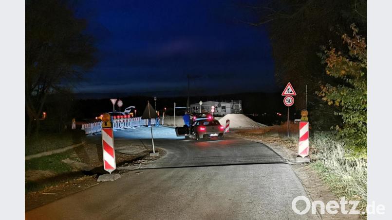 Viele Autofahrer standen am Wochende, auch gegen Abend an der total abgeriegelten Staatsstraße und fragten nach dem Weg. Bild: gz