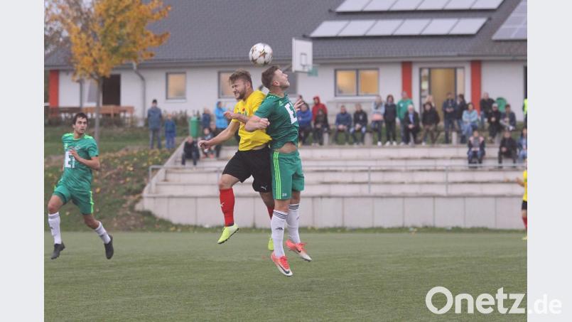 Da streckt sich Bambergs Timo Slawik (links) gegen den Siegtorschützen Konstantin Keilholz. Bild: Weinkauf