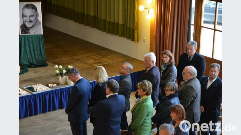 Unter den Trauergästen auch die Regensburger Landrätin Tanja Schweiger und ihr Amberg-Sulzbacher Kollege Richard Reisinger. Bild: fdl