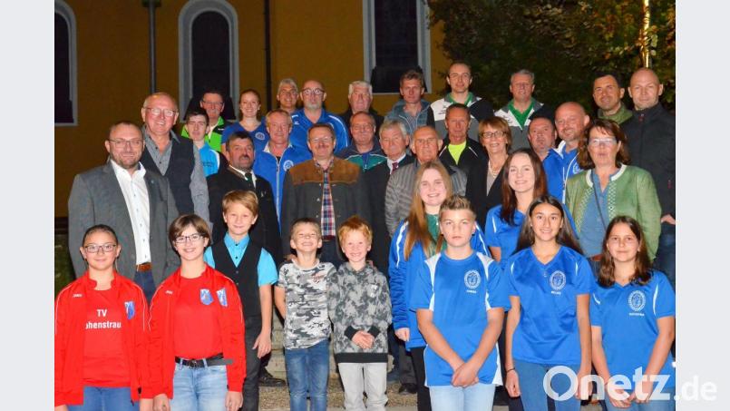 Exakt 30 Sportler, Schützen, Züchter und Hundehalter ehrt die Marktgemeinde Waidhaus für herausragende Erfolge und Leistungen. An der Auszeichnung nehmen zweiter Gauschützenmeister Josef Bäumler, Klaus Nigg als Vorsitzender des TV Vohenstrauß und Ernst Werner als Kreisvorsitzender des bayerischen Landessportverbands (Bildmitte, von links) erstmals teil. Bild: fjo