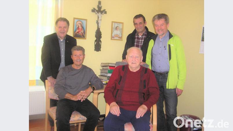 Josef Deglmann, Josef Rewitzter, Erwin Klotz, Horst Willax und Johann Walbrunn (von links) bei der Übergabe der Medaille. Bild: tu
