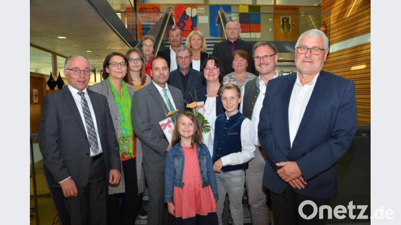In ihren Familien finden die beiden Schulleiter Rektor Michael Raab (Fünfter von links) und seine Stellvertreterin Alexandra Bayer (Fünfte von rechts) große Stützen. Vor allem die Ehefrau Doris (Zweite von links) und Ehemann Markus (Zweiter von rechts) halten ihnen den Rücken für den oft anstrengenden Schuldienst frei. Regierungsschuldirektor Ralf Bernowsky (rechts) führte sie in ihr Amt ein und stellvertretender Landrat Albert Nickl (links) übermittelte die besten Grüße. Michael Raabs Mutter (hintere Reihe, links) feierte ausgerechnet ihren 80. Geburtstag und reiste aus der Nähe von Ansbach an, um bei diesem großen Augenblick bei ihrem Sohn zu sein. Bild: dob