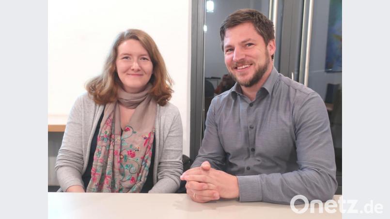KJR-Vorsitzender Peter Neumeier (rechts) stellte die neue Medienberaterin des Bezirksjugendrings, Romina Nölp (llinks), vor. Bild: Hirsch