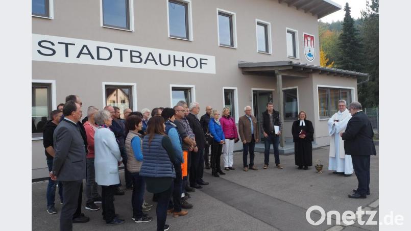Pfarrerin Irene Friedrich und ihr katholischer Kollege Hannes Lorenz übernahmen die Einweihung des neuen Sozialgebäudes beim städtischen Bauhof. Bild: bl