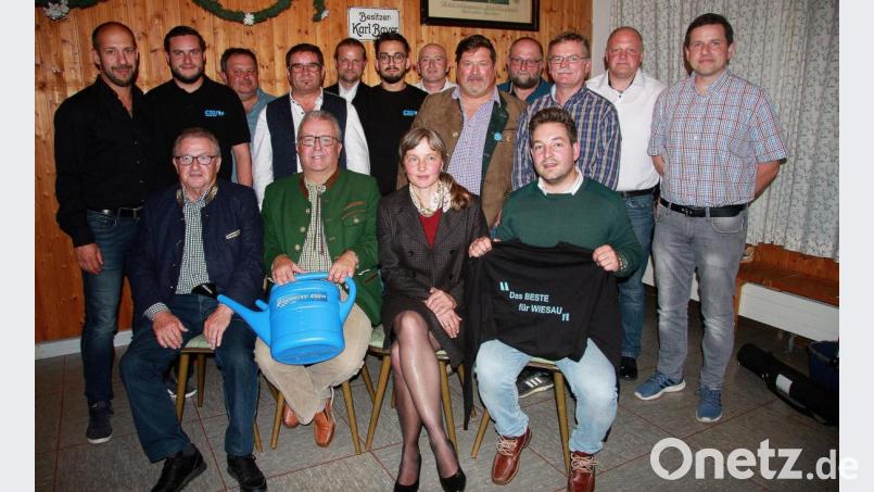 Die Wiesauer CSU präsentiert ihre Kandidaten für die Kommunalwahl 2020. Sie kommen aus nahezu allen Ortsteilen. Fest in der Hand hält Bürgermeister Toni Dutz eine Gießkanne mit Symbolcharakter. Bild: wro