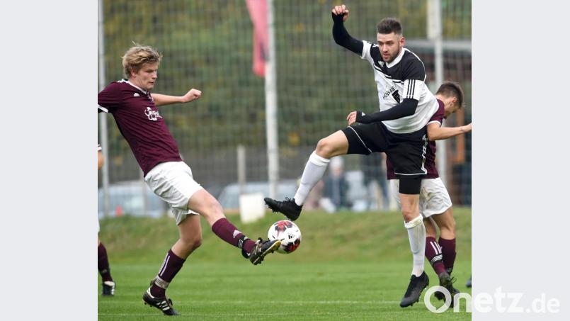 SC-Angreifer Florian Stadler (rechts) kämpft mit dem Schirmitzer Benedikt Kormann um den Ball. Der SC Luhe-Wildenau ließ der SpVgg Schirmitz keine Chance und gewann auch aufgrund einer effizienten Chancenverwertung hoch mit 7:0. Bild: Büttner, Gerhard