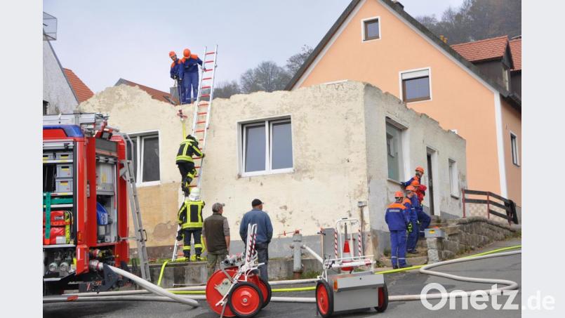 Um Glutnester im Haus noch zu löschen, mussten die Feuerwehrleute erst noch Leitern aufstellen. Bild: es