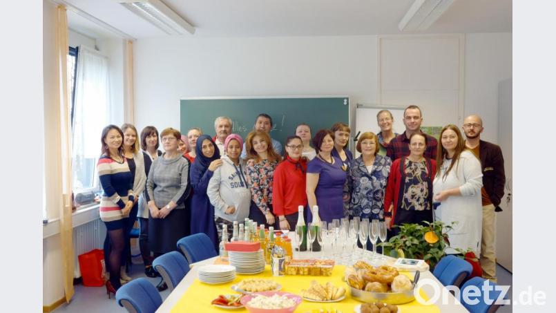 Der erste Schritt zu einer erfolgreichen Integration ist geschafft: Die Teilnehmer am Integrationskurs feierten mit VHS-Leiterin Julia Wolfsteiner (Zweite von links), der Integrationsbeauftragten Irma Axt (Vierte von links), den Kursbetreuerinnen Anita Kistenpfennig (Dritte von links) und Lydia Bejbulatow (Dritte von rechts) sowie den Dozentinnen Lydia Propp (Sechste von rechts), Larissa Werner (Zweite von rechts) und Corinna Groth (Fünfte von rechts) die Verleihung der Zertifikate Bild: cog