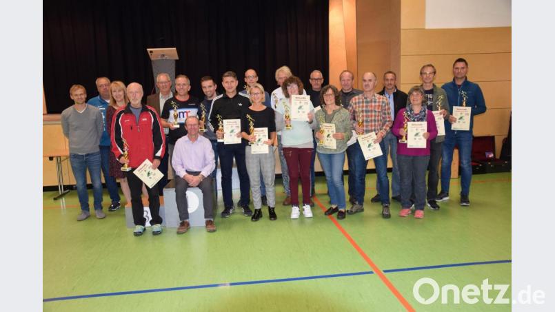 Pokale und Urkunden für die Besten der Erwachsenen, aber auch für die treuen Läuferinnen und Läufer der Landkreiscupserie waren der Anreiz, auch im nächsten Jahr wieder mit dabei zu sein. Bild: bö