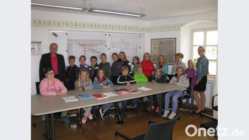 In seinem Zimmer stellte sich Bürgermeister Günter Kopp (links) den zahlreichen Fragen der Viertklässler. Bild: exb/Gemeinde Kulmain